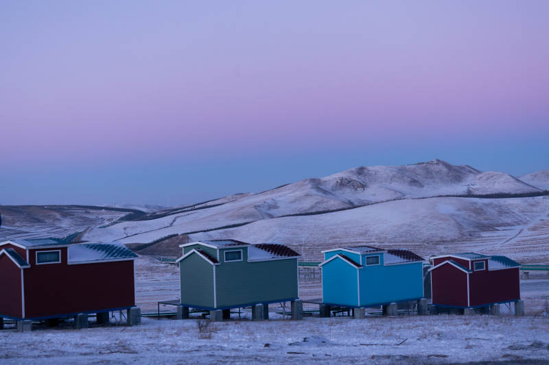 雪原上的彩色小屋 桦皮岭-摄影图