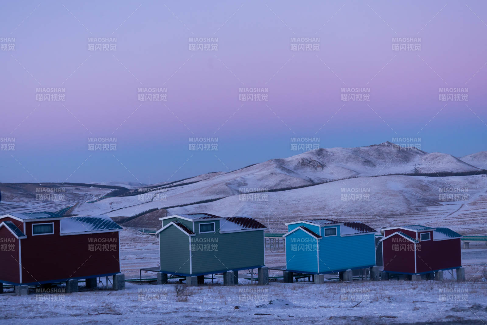 雪原上的彩色小屋 桦皮岭-摄影图