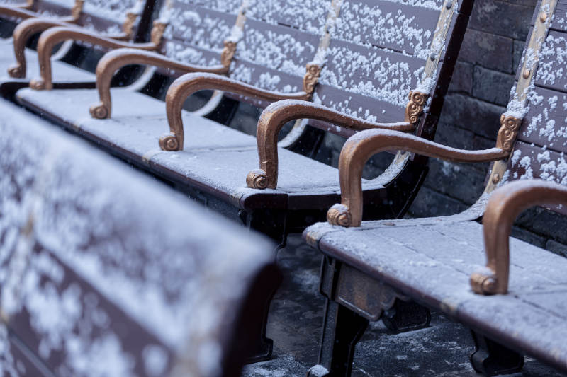 雪中长椅静谧景-摄影图