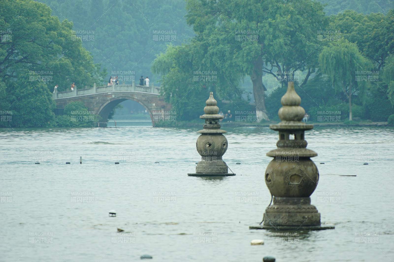 湖中石塔与拱桥-摄影图