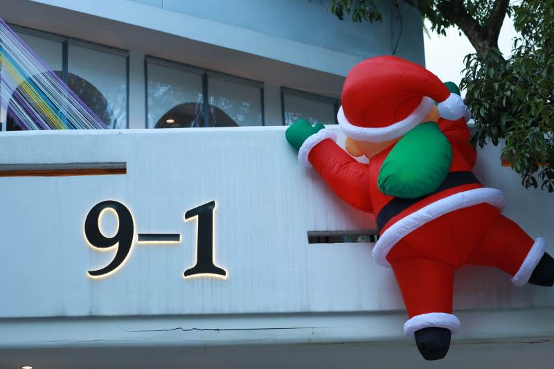 圣诞老人攀爬 楼-摄影图