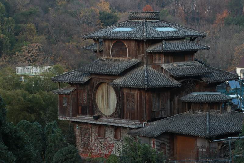 杭州满觉陇汤屋古朴木屋山间静立-摄影图