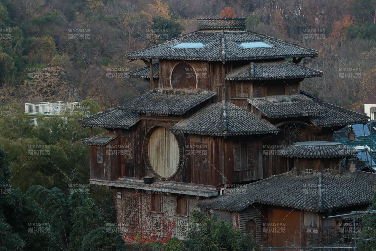 杭州满觉陇汤屋古朴木屋山间静立-摄影图