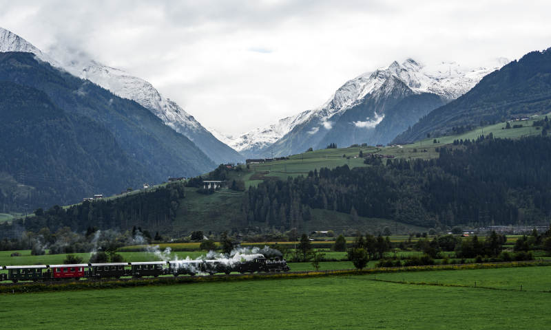 雪山下的蒸汽火車(chē)-攝影圖