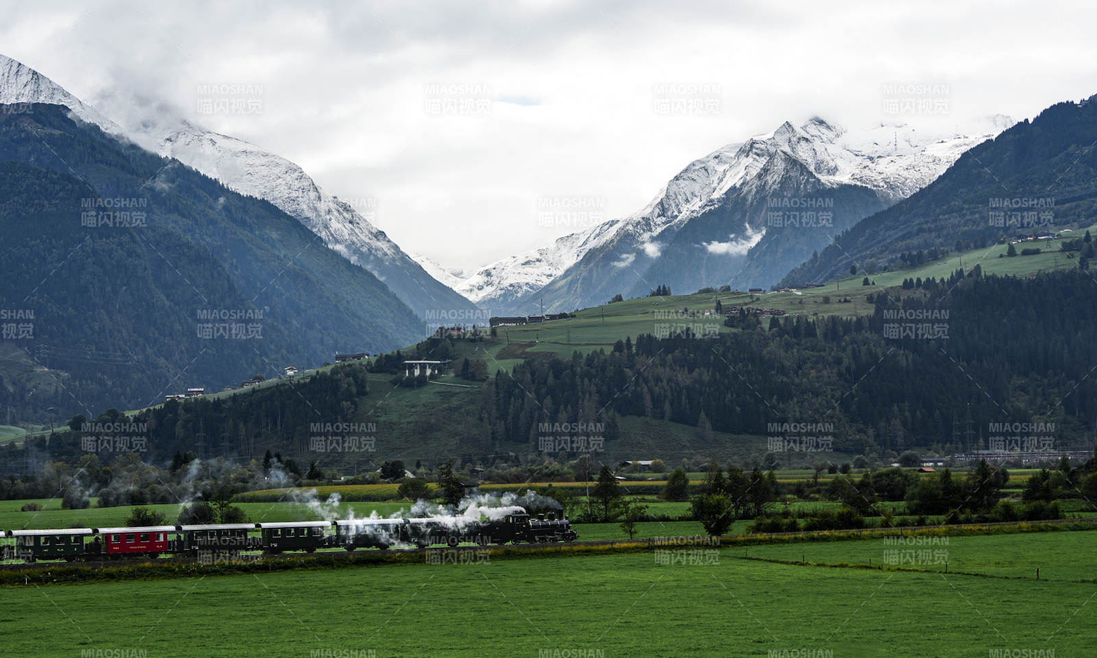 雪山下的蒸汽火车-摄影图