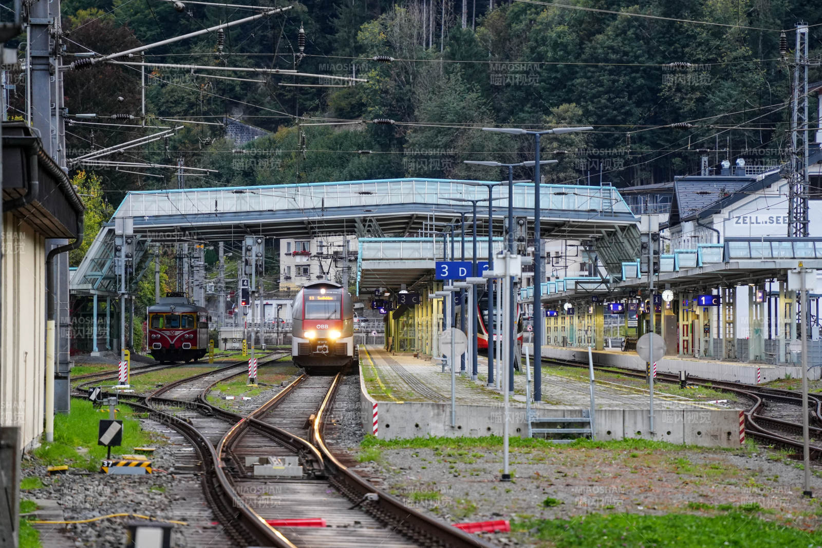 車站鐵軌與列車-攝影圖