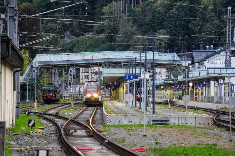 車站鐵軌與列車-攝影圖