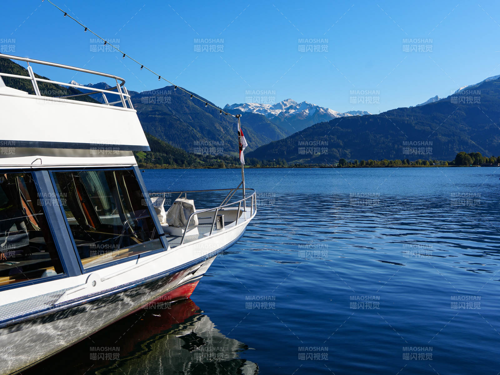 湖畔游艇静泊-摄影图