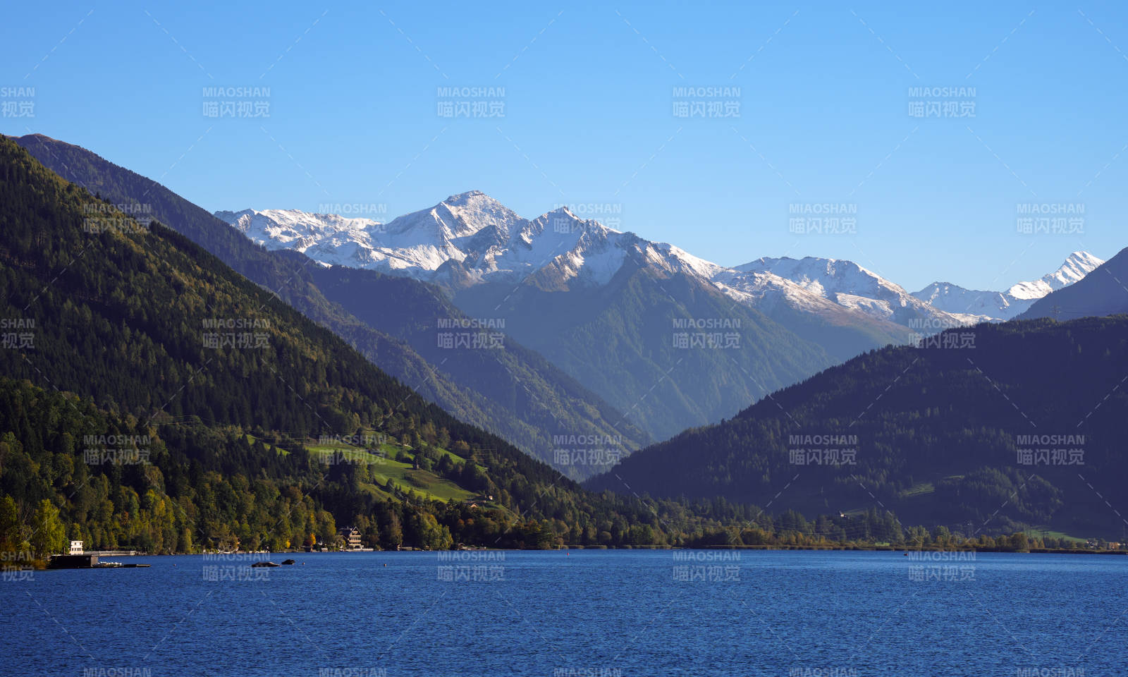 湖光山色 雪山映碧水-攝影圖