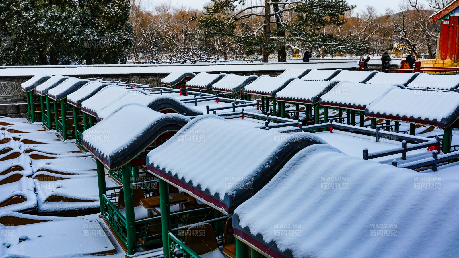 颐和园雪覆长椅静谧冬景-摄影图