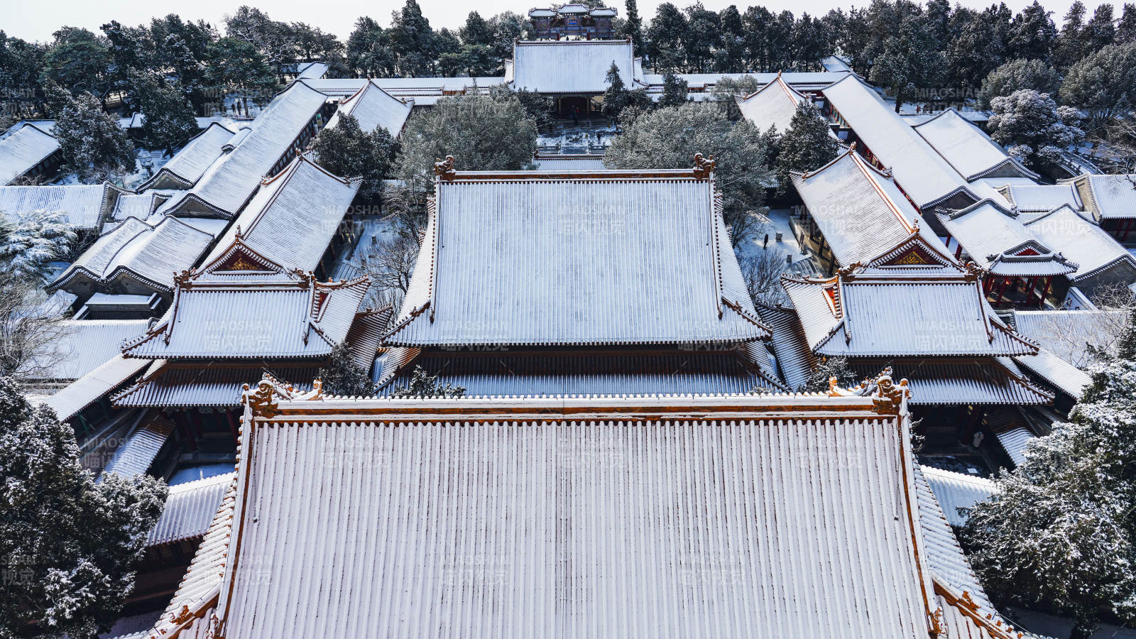 颐和园佛香阁飞檐雪景映林间-摄影图