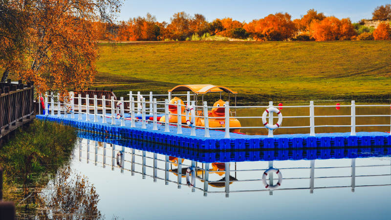 乌兰布统公主湖秋天湖畔游船景-摄影图