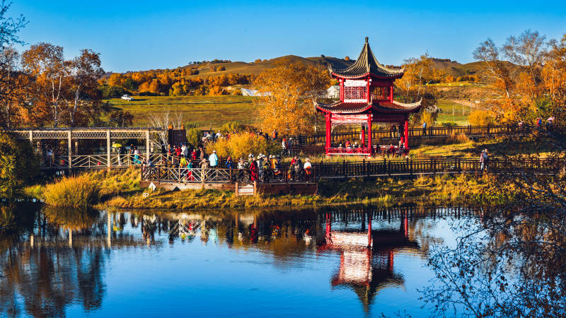 乌兰布统公主湖秋天亭影-摄影图