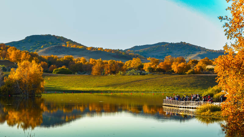 乌兰布统公主湖秋天映山景-摄影图