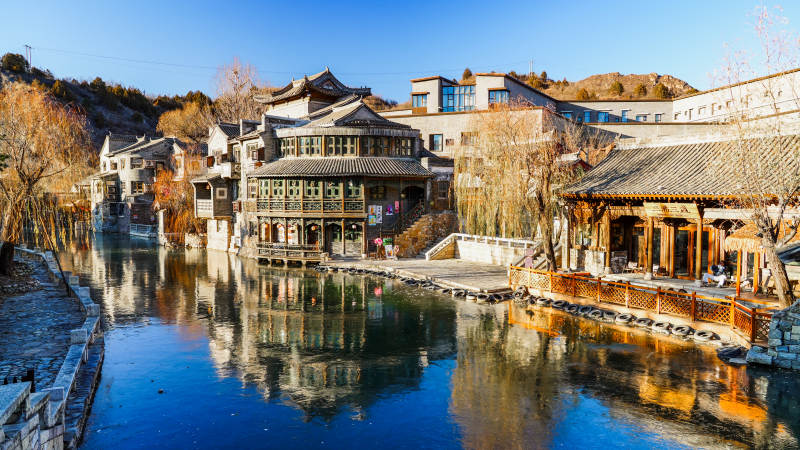 北京古北水镇水乡古韵映碧波-摄影图