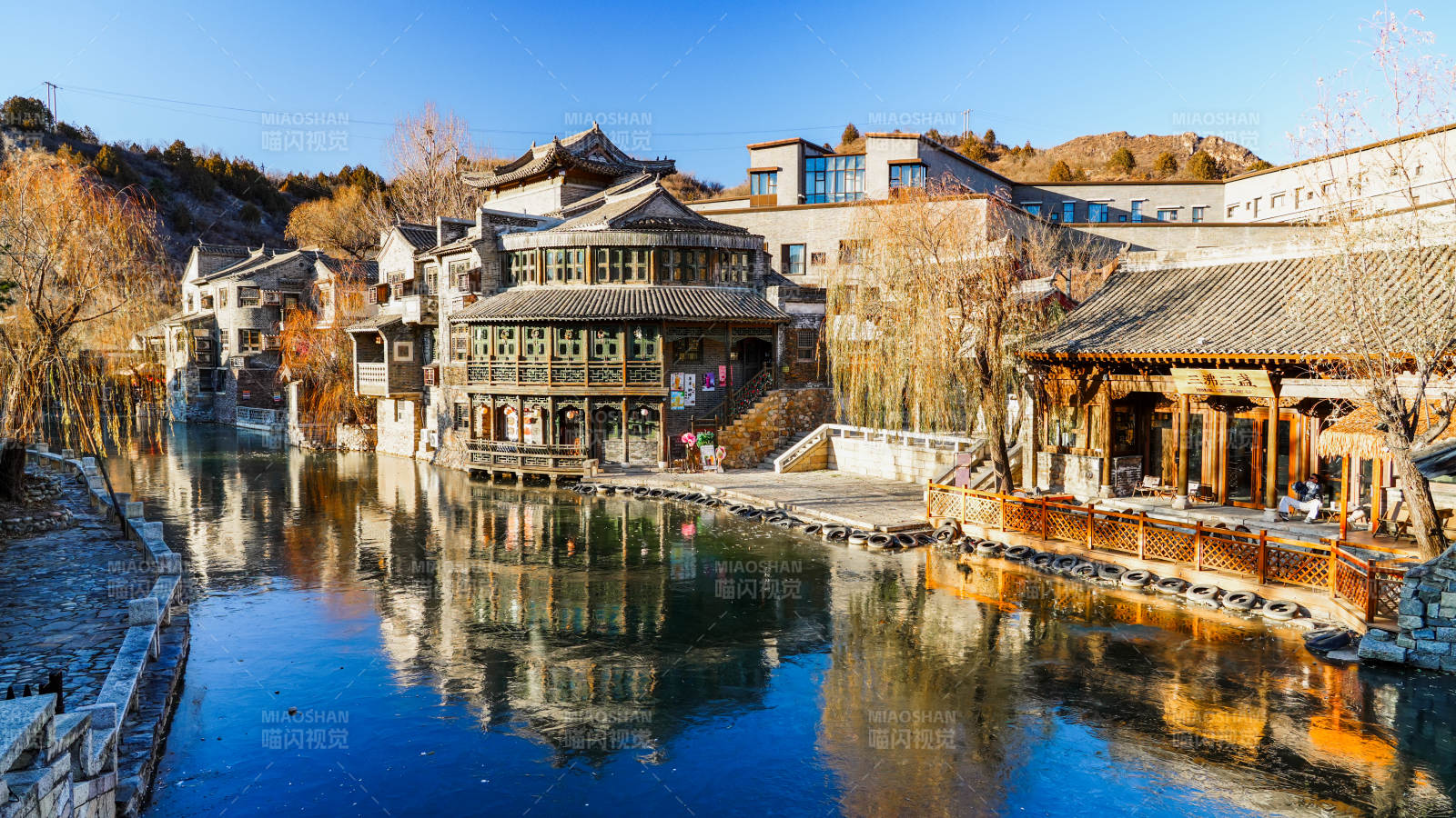 北京古北水镇水乡古韵映碧波-摄影图