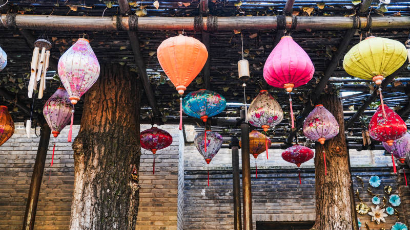 彩灯悬挂古巷中-摄影图