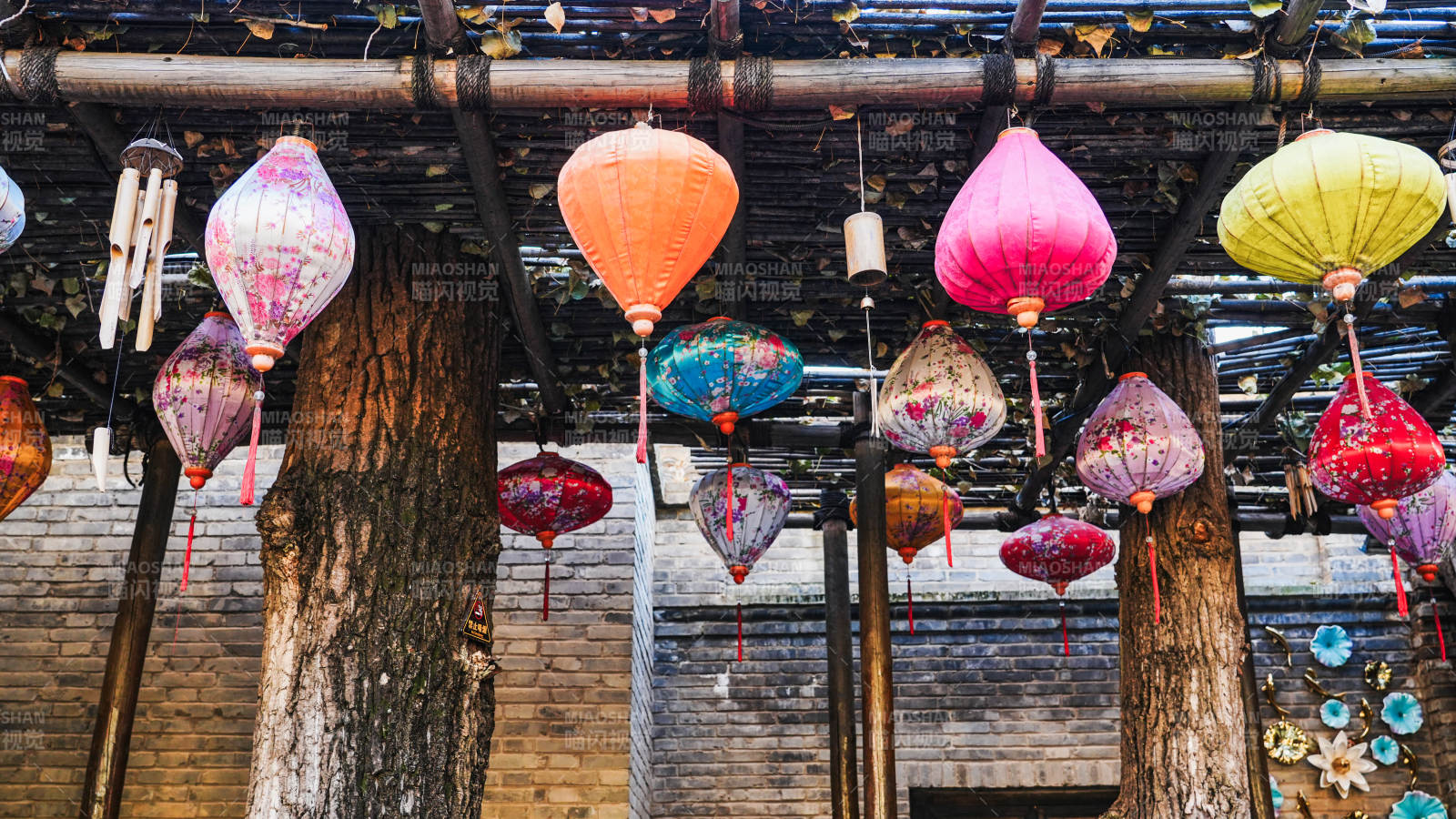 彩灯悬挂古巷中-摄影图