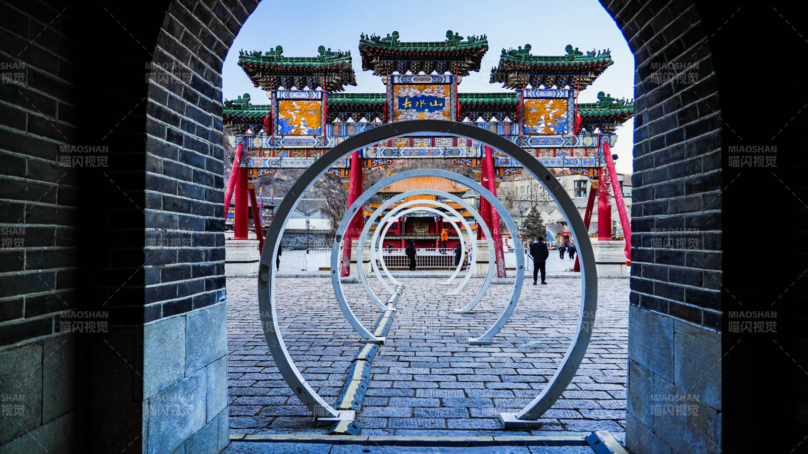 北京古北水镇古韵拱门映宫阙-摄影图