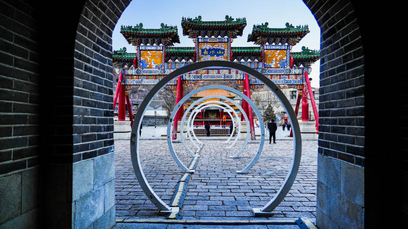 北京古北水镇古韵拱门映宫阙-摄影图