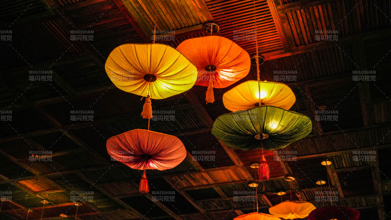 彩灯悬顶 光影斑斓-摄影图