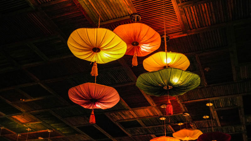 彩灯悬顶 光影斑斓-摄影图