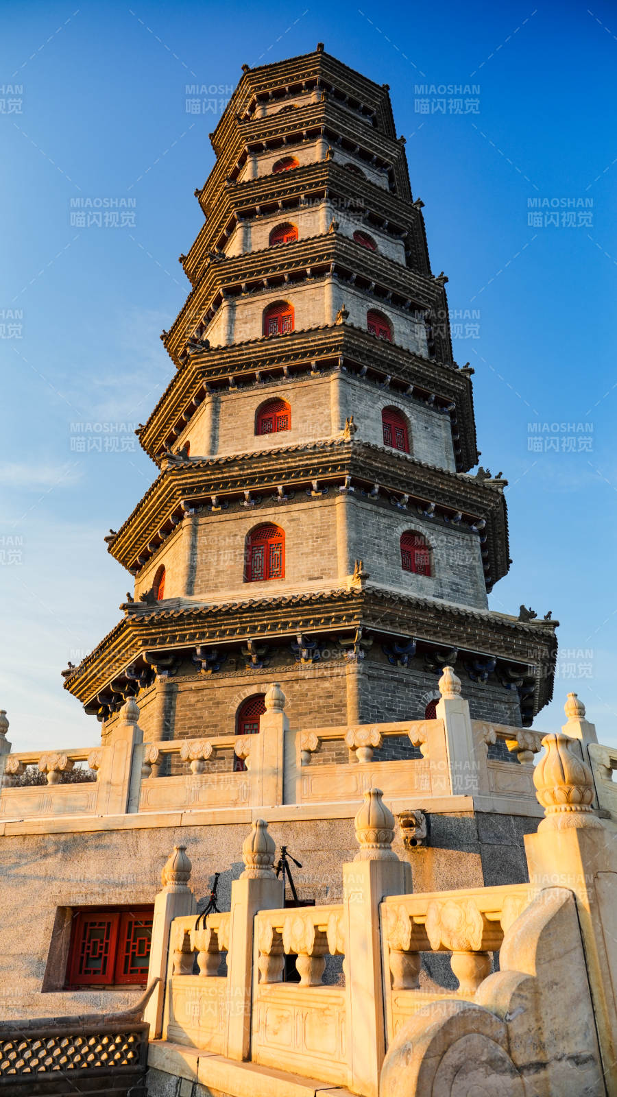 北京古北水镇古塔映蓝天-摄影图