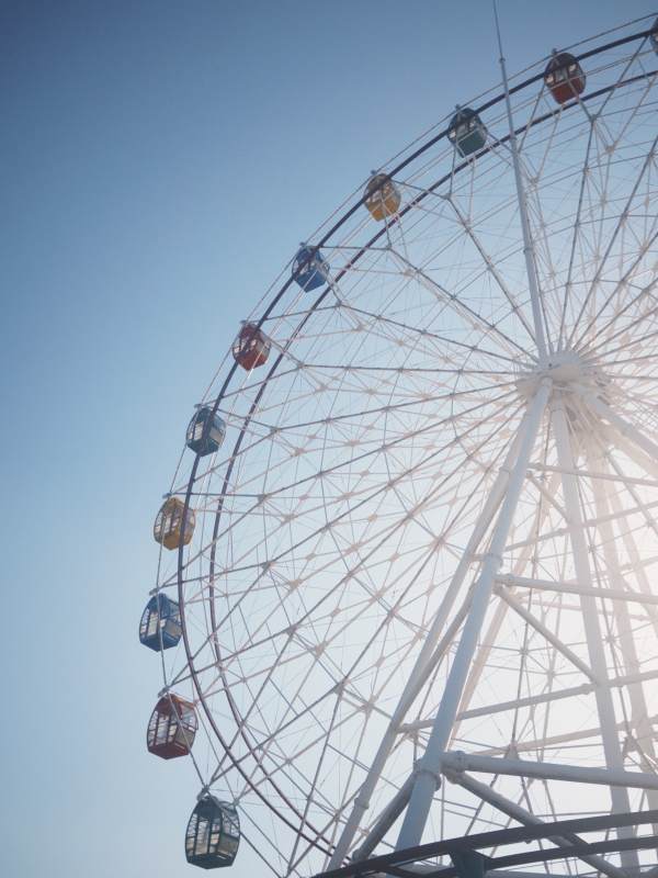 摩天轮仰望蓝天-摄影图