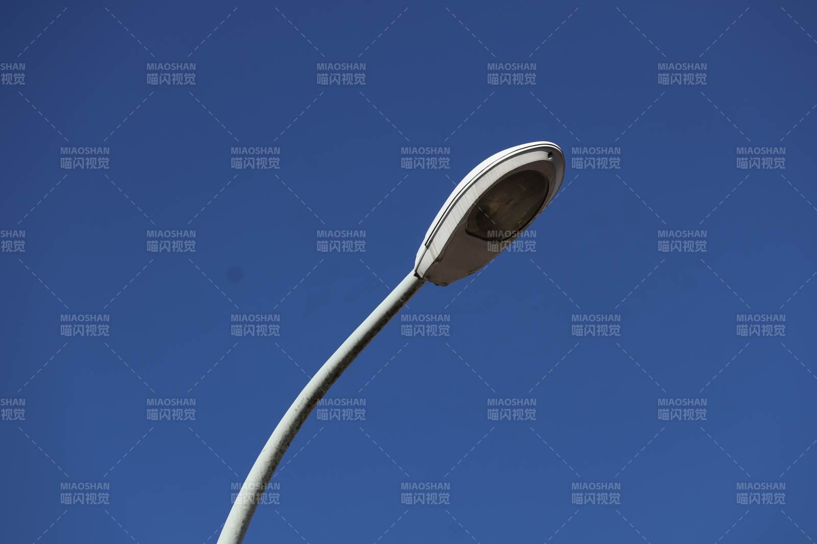 蓝天下的路灯-摄影图