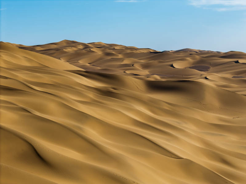 金色沙丘连绵起伏-摄影图