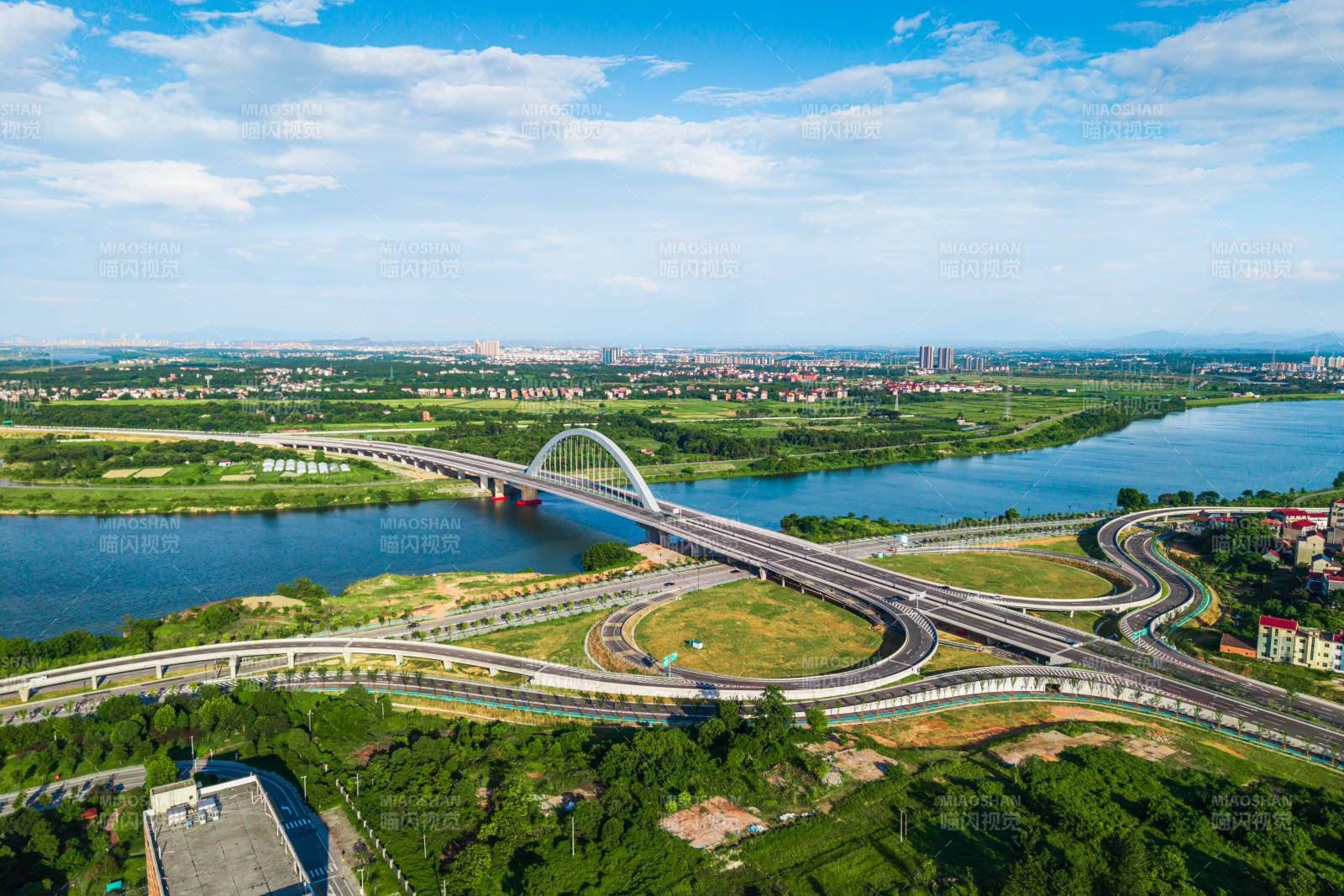 城市河畔大桥风光-摄影图