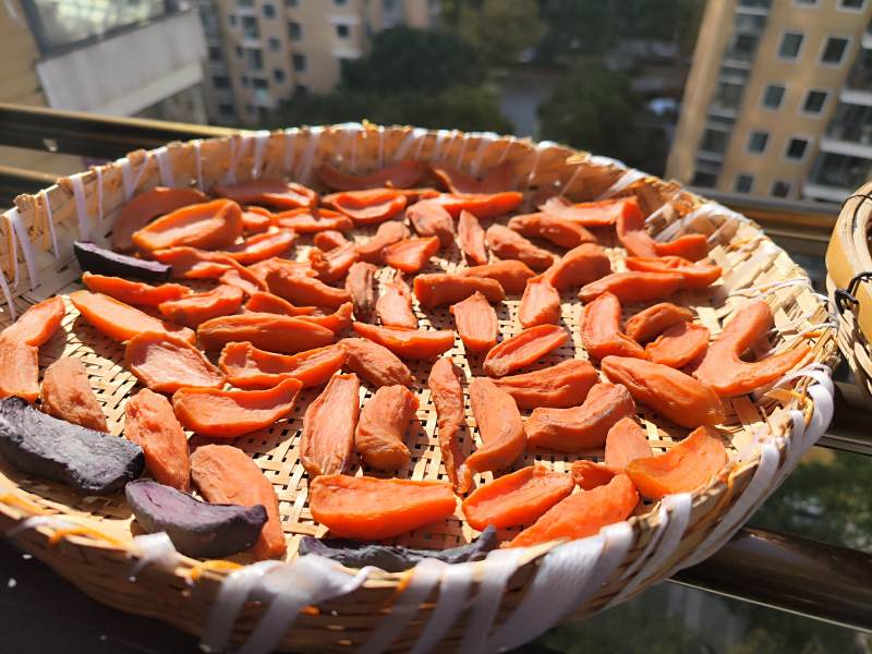 晒胡萝卜干-摄影图