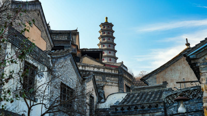 古塔映旧屋-摄影图