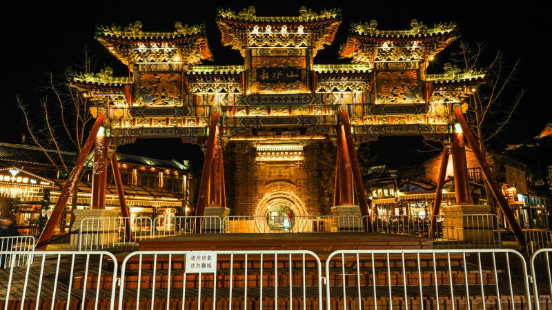 夜幕下的古寺大门-摄影图