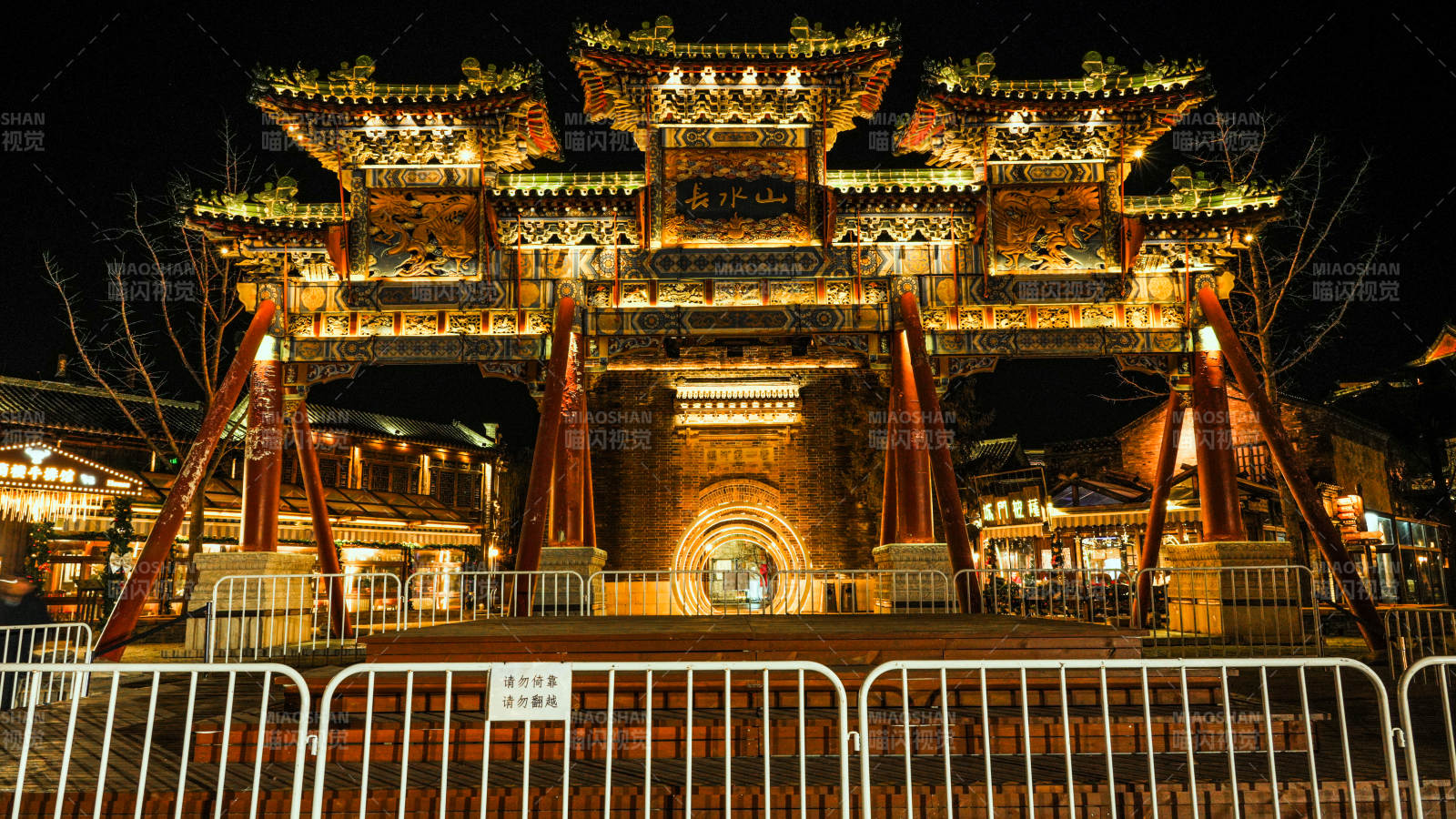 夜幕下的古寺大门-摄影图