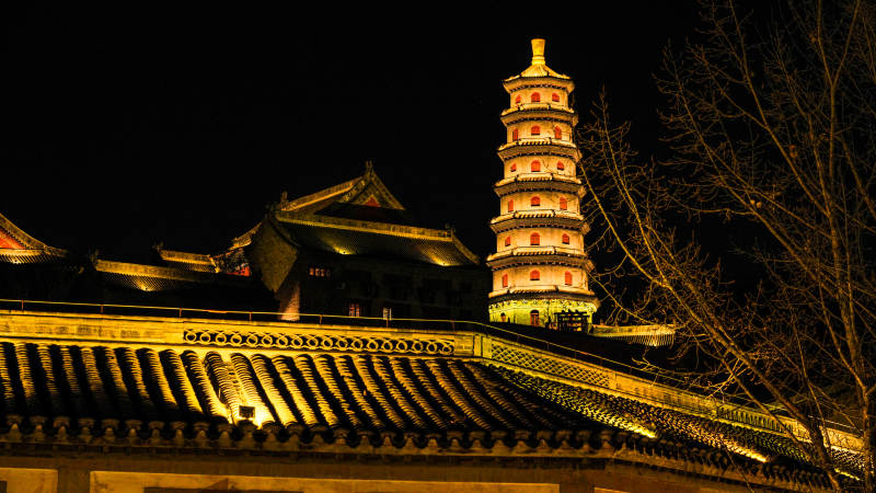 夜色中的古塔与殿宇-摄影图