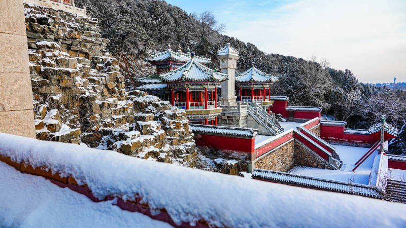 雪覆古建筑群-摄影图