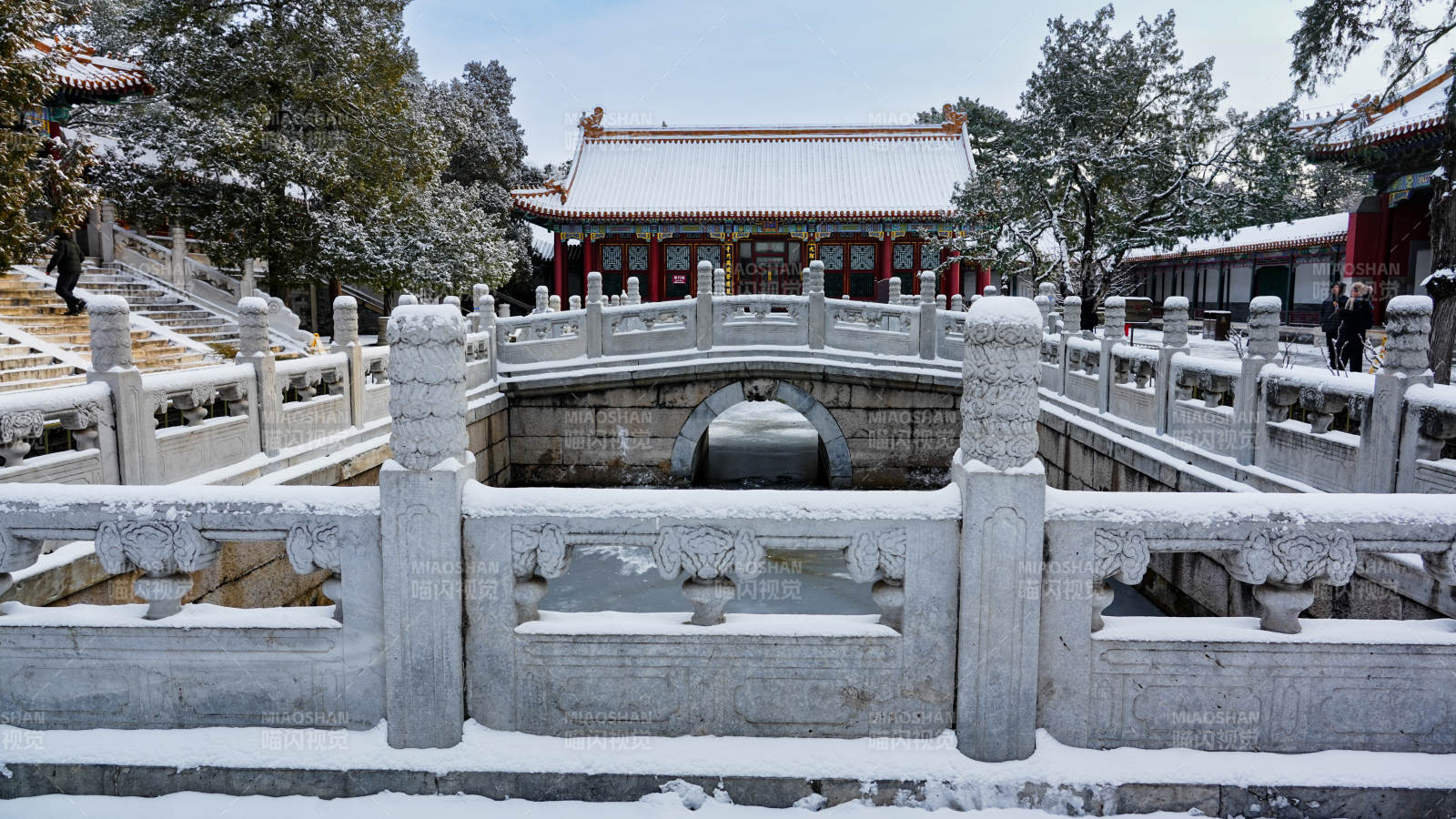 雪中古桥美景-摄影图