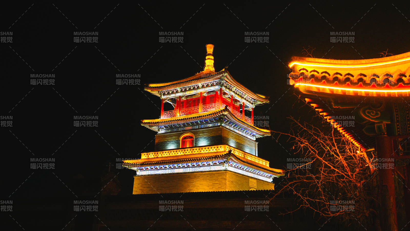 夜色中的古塔灯火-摄影图