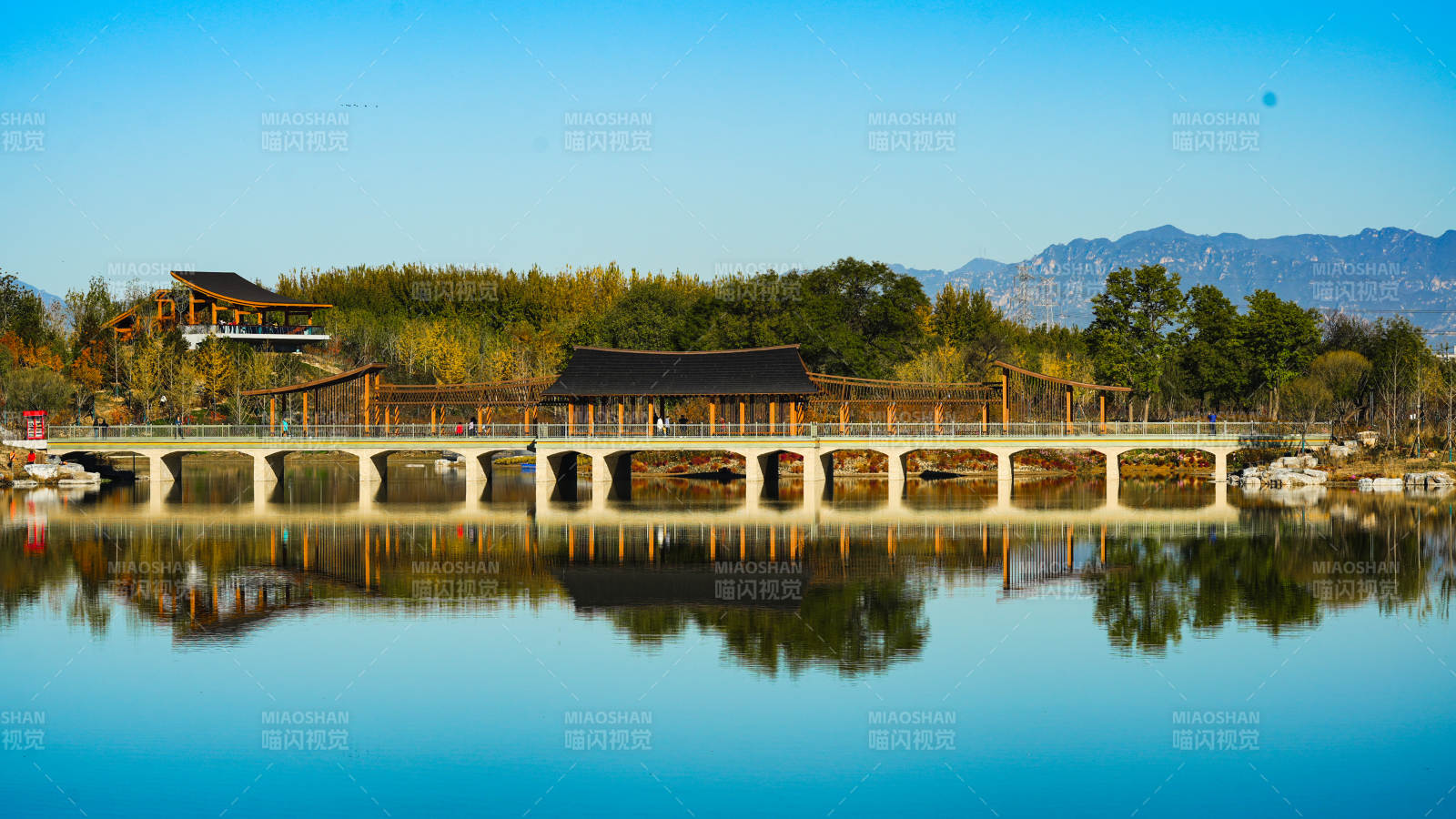 湖畔长桥倒影-摄影图