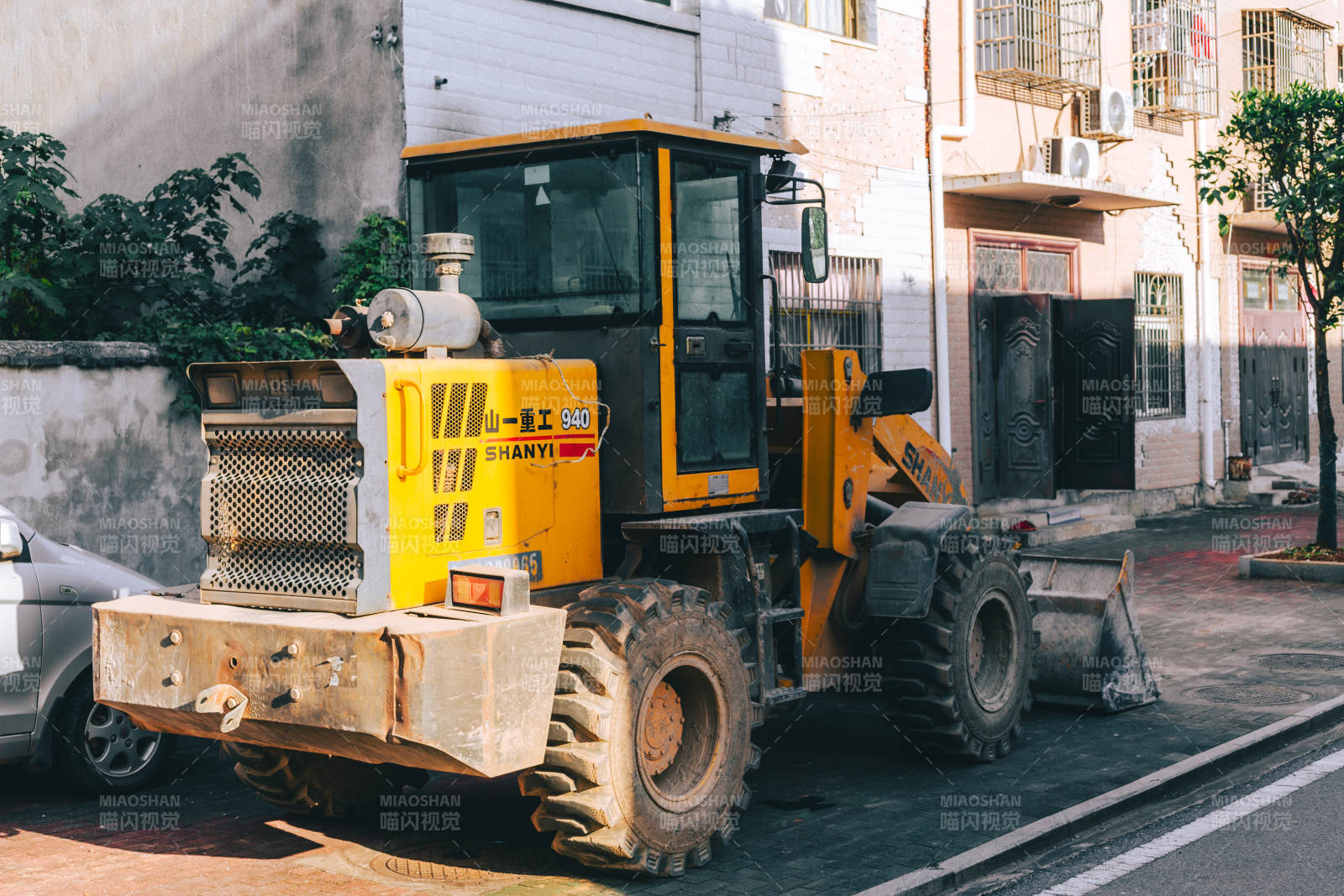 黄色装载机作业中-摄影图