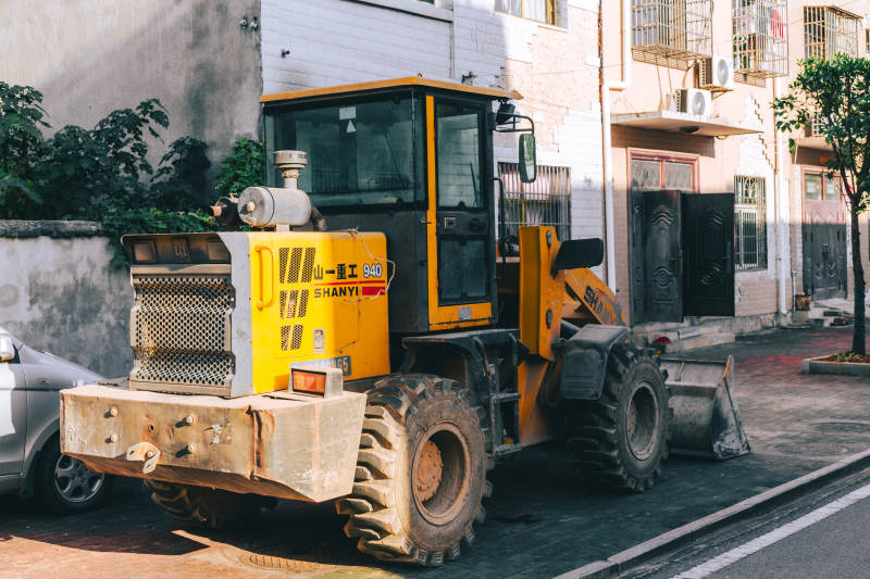 黄色装载机作业中-摄影图