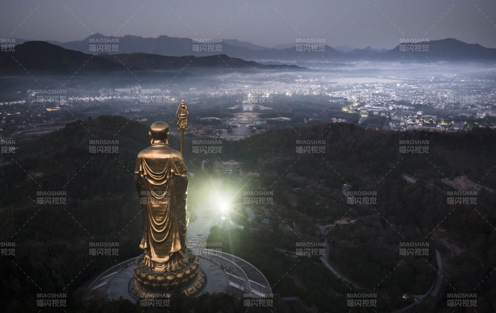 佛光普照山城夜-摄影图