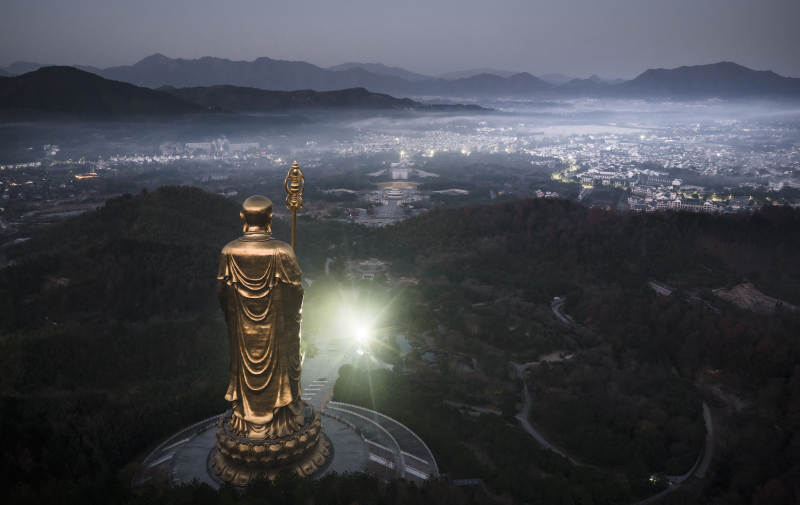 佛光普照山城夜-摄影图