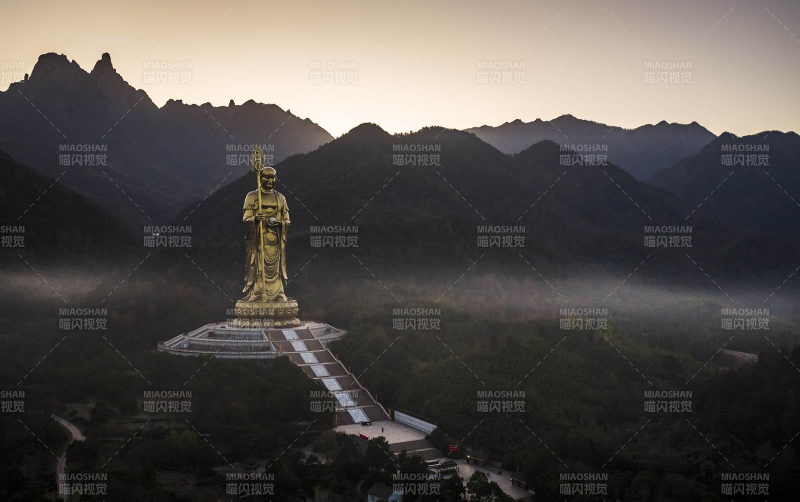 山巅金佛迎晨曦-摄影图