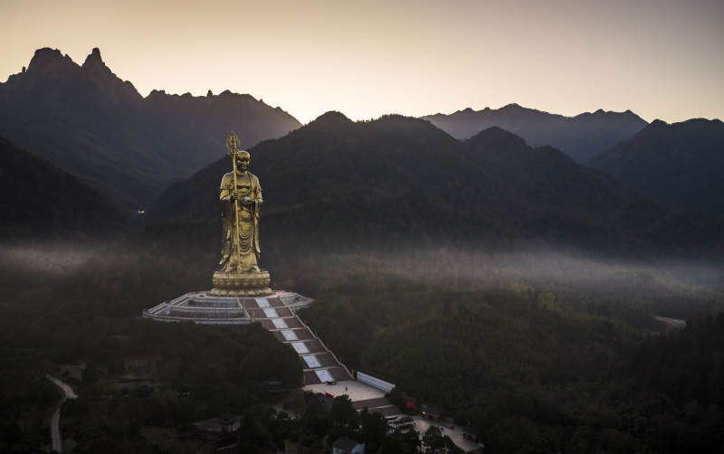 山巅金佛迎晨曦-摄影图