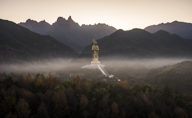 山间佛像晨雾中-摄影图