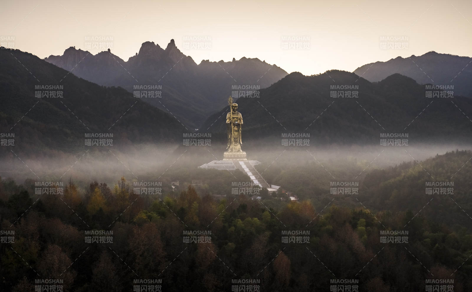 山间佛像晨雾中-摄影图