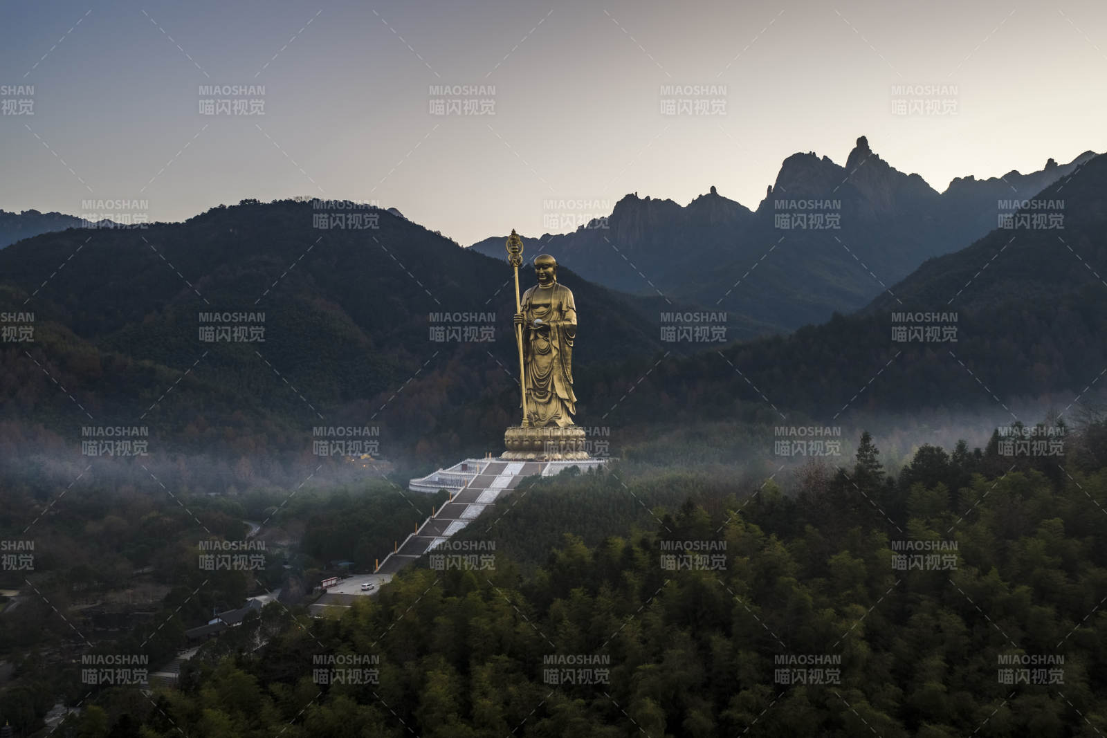 山间金佛巍然矗立-摄影图