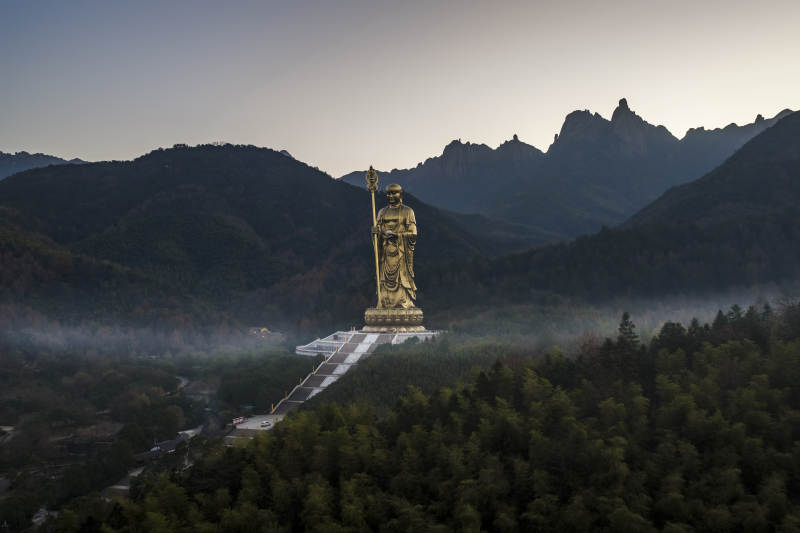 山间金佛巍然矗立-摄影图